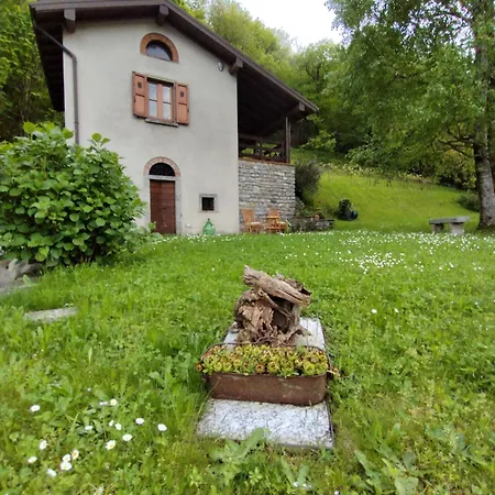 Ferienhaus Fuga Romantica Di San Valentino In Un Angolo Intimo E Facile Da Raggiungere, Ca Del Livello Vi Accoglie Con Il Calore Del Camino E La Magica Atmosfera Del Luogo Canzo